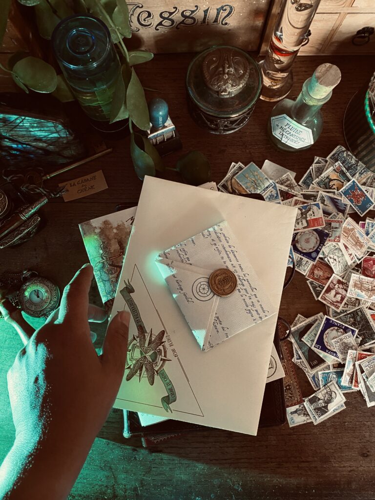 Photo de la lettre zéro de Perséphone avec enveloppe vintage et illustrations rétrofuturistes – Minocha Letters