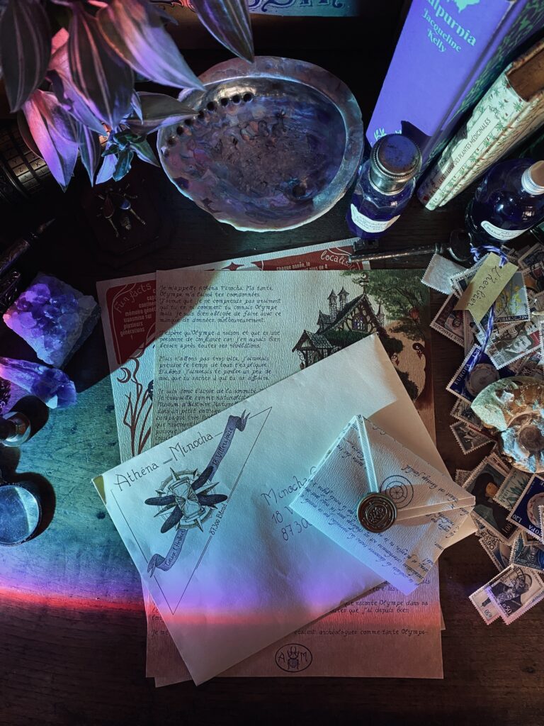 Photo de la lettre zéro d’Athéna avec enveloppe vintage et illustrations botaniques – Minocha Letters