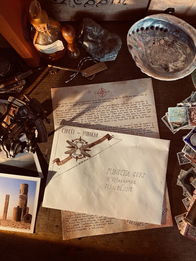 Photo de la lettre zéro de Circée avec enveloppe vintage et illustrations steampunk – Minocha Letters