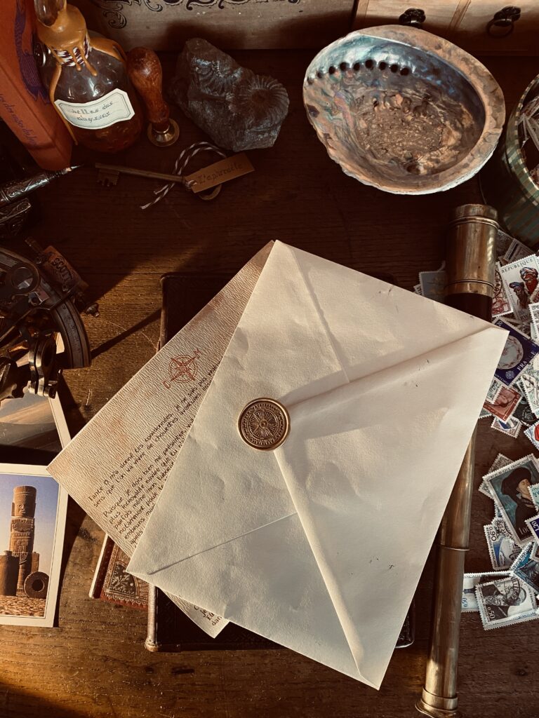 Photo de la lettre zéro de Circée avec enveloppe vintage et illustrations steampunk – Minocha Letters
