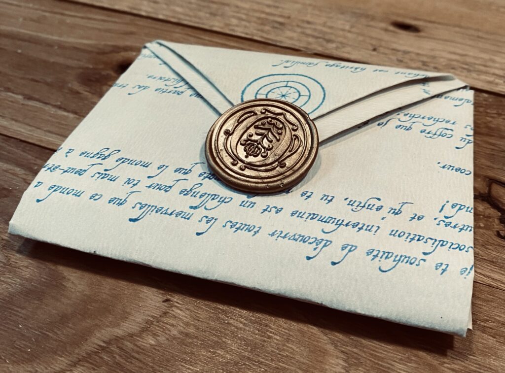 Photo de la lettre zéro d’Olympe avec pliage ancien du 16ᵉ siècle, enveloppe vintage et illustration steampunk – Minocha Letters