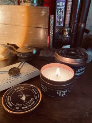 Photo d’une petite bougie Encre et Mystères, ambiance vintage et steampunk, collection Minocha Letters