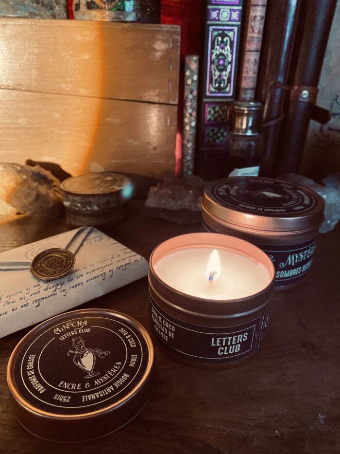 Photo d’une petite bougie Encre et Mystères, ambiance vintage et steampunk, collection Minocha Letters