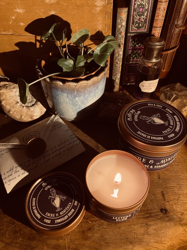 Photo alternative des bougies Encre et Mystères, petite et grande version réunies, ambiance sombre et magique – Minocha Letters