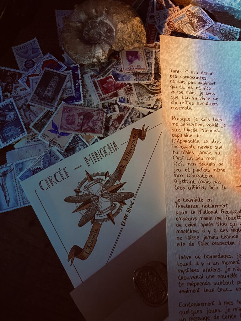 Photo de la lettre zéro de Circée avec enveloppe vintage et illustrations steampunk – Minocha Letters