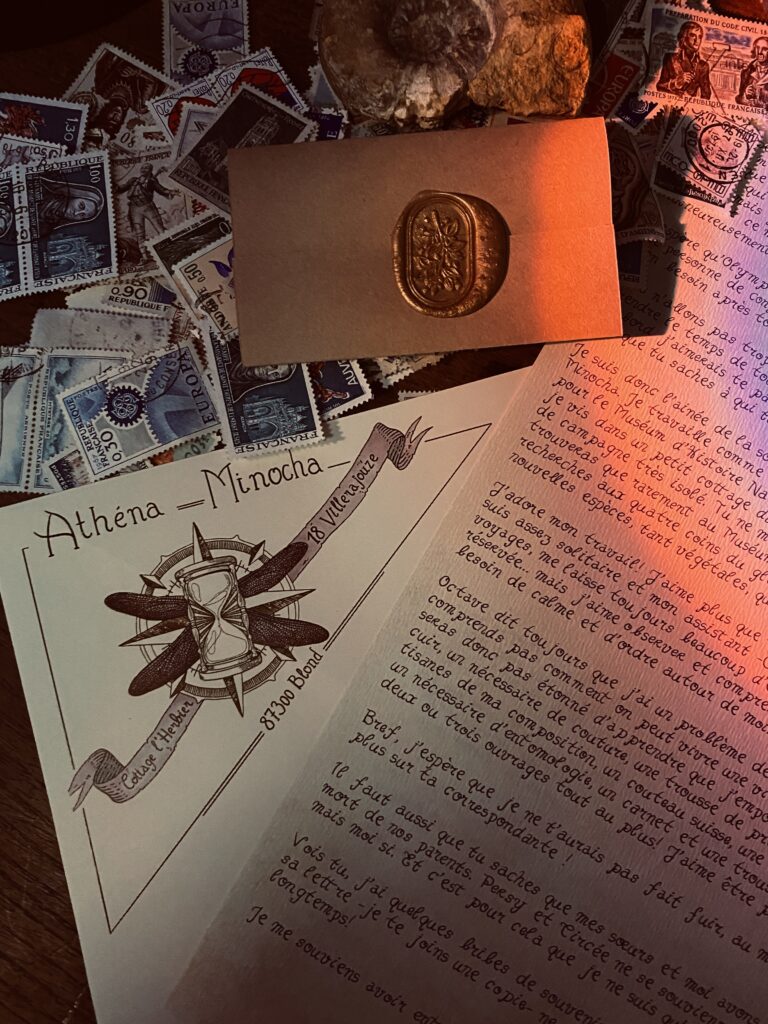 Photo de la lettre zéro d’Athéna avec enveloppe vintage et illustrations botaniques – Minocha Letters