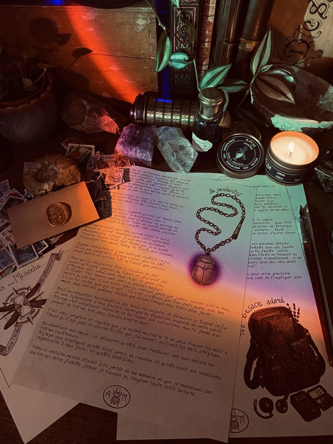 Photo de la lettre zéro d’Athéna avec enveloppe vintage et illustrations botaniques – Minocha Letters