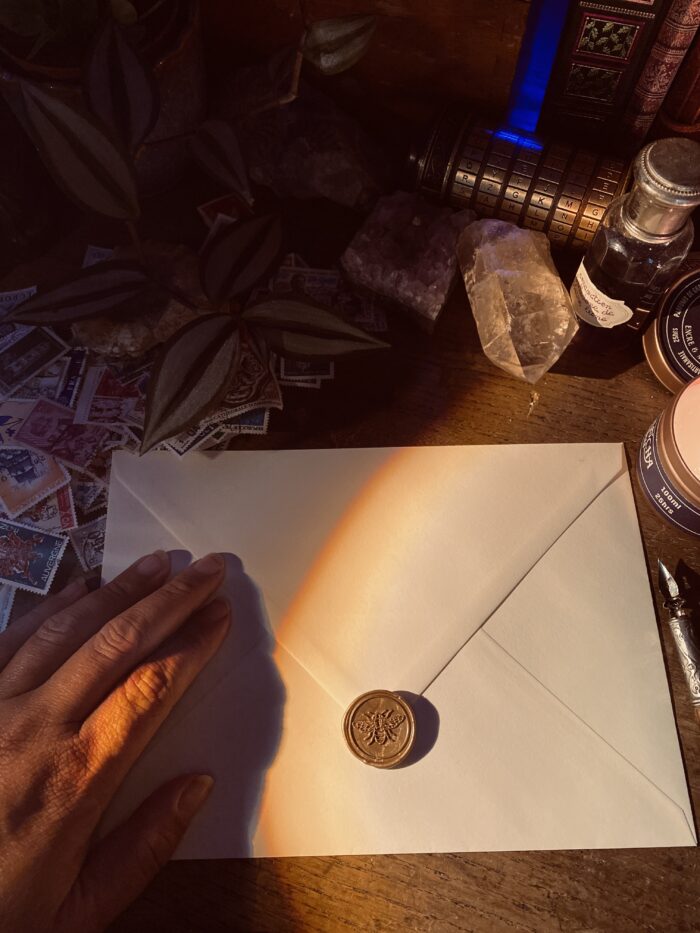 Photo d’une lettre manuscrite illustrée avec enveloppe vintage, formule abonnement une lettre – Minocha Letters
