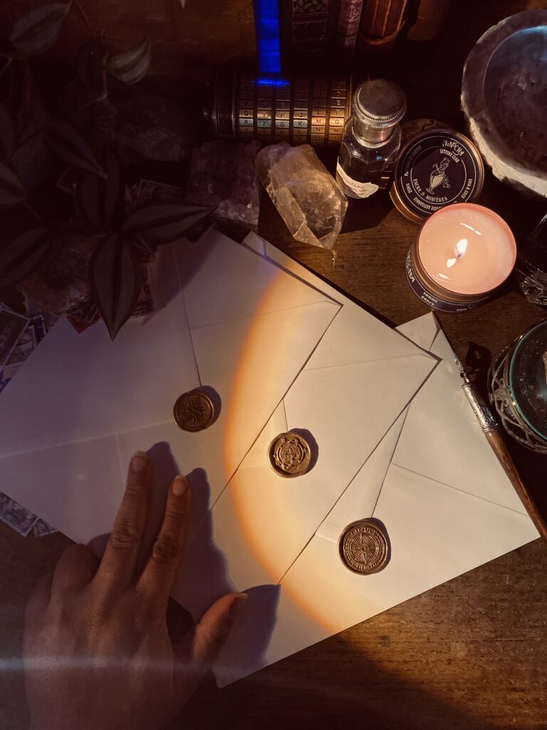 Photo de trois lettres manuscrites illustrées avec enveloppes vintage, formule abonnement trois lettres – Minocha Letters