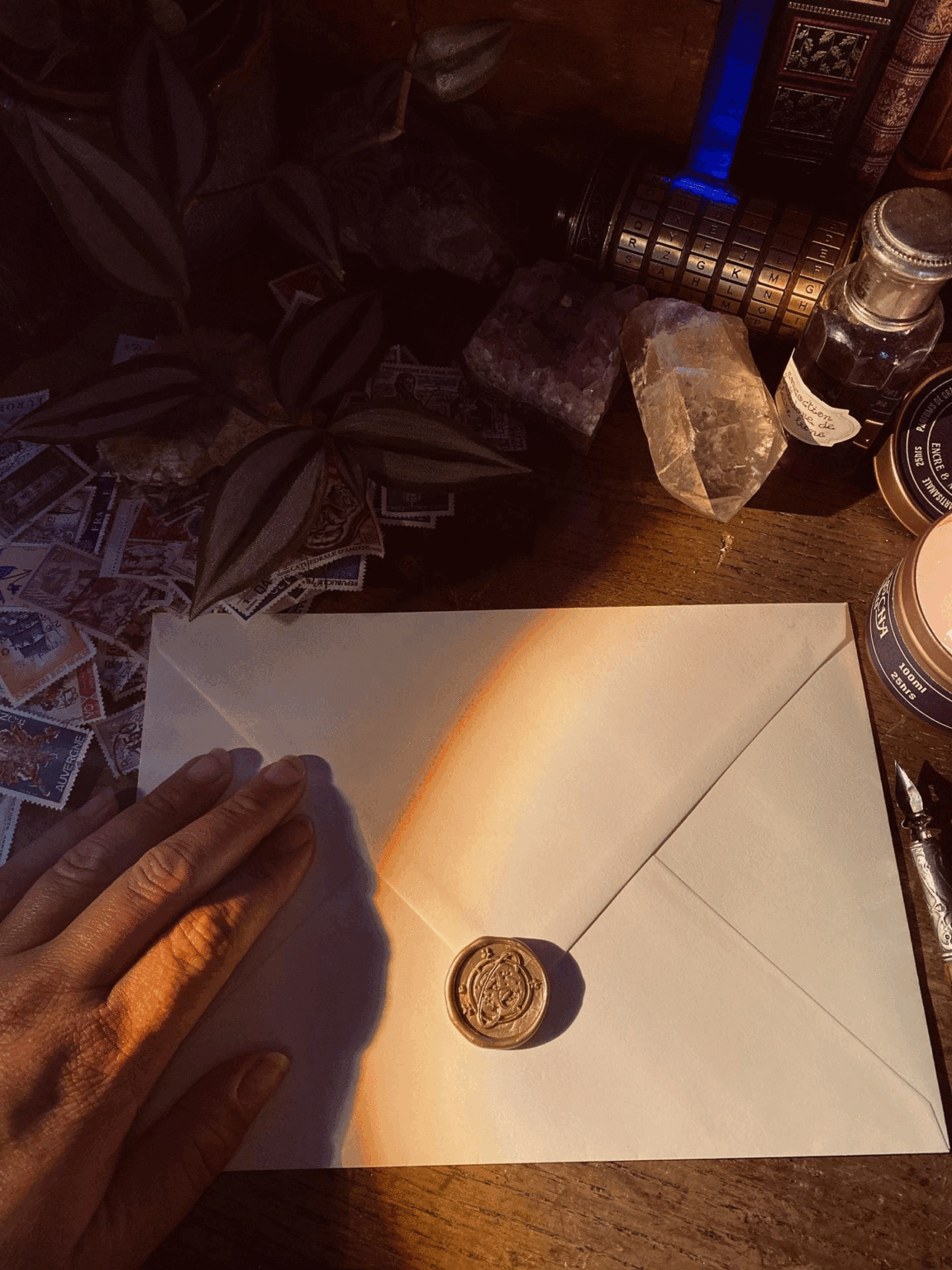 Photo d’une lettre manuscrite illustrée avec enveloppe vintage, formule abonnement une lettre – Minocha Letters
